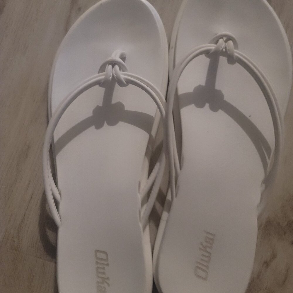 OluKai Women's Flip Flop Sandals White Size 8 Casual Summer